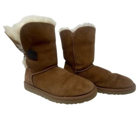 UGG Women’s Bailey Button, Women’s US 9, chestnut color, very good condition - Picture 1 of 13